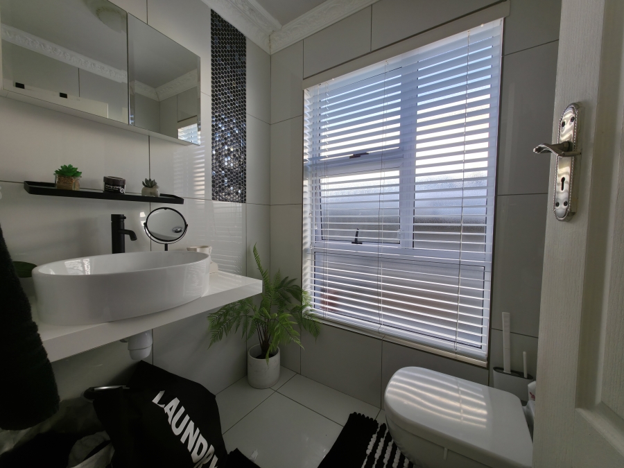 3 Bedroom Property for Sale in Electric City Western Cape